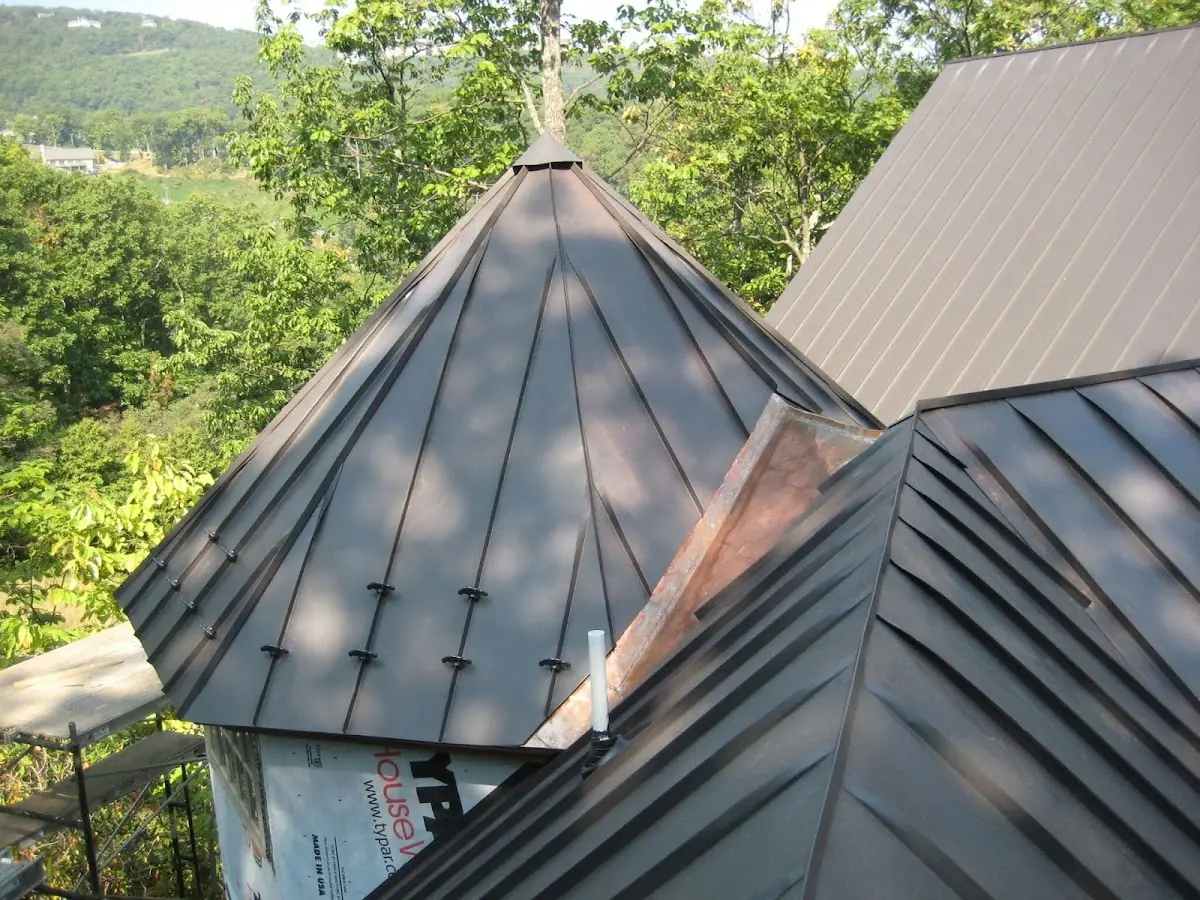 Professional Roof Tarp Installation by Craftsman Roofing in Peaselburg